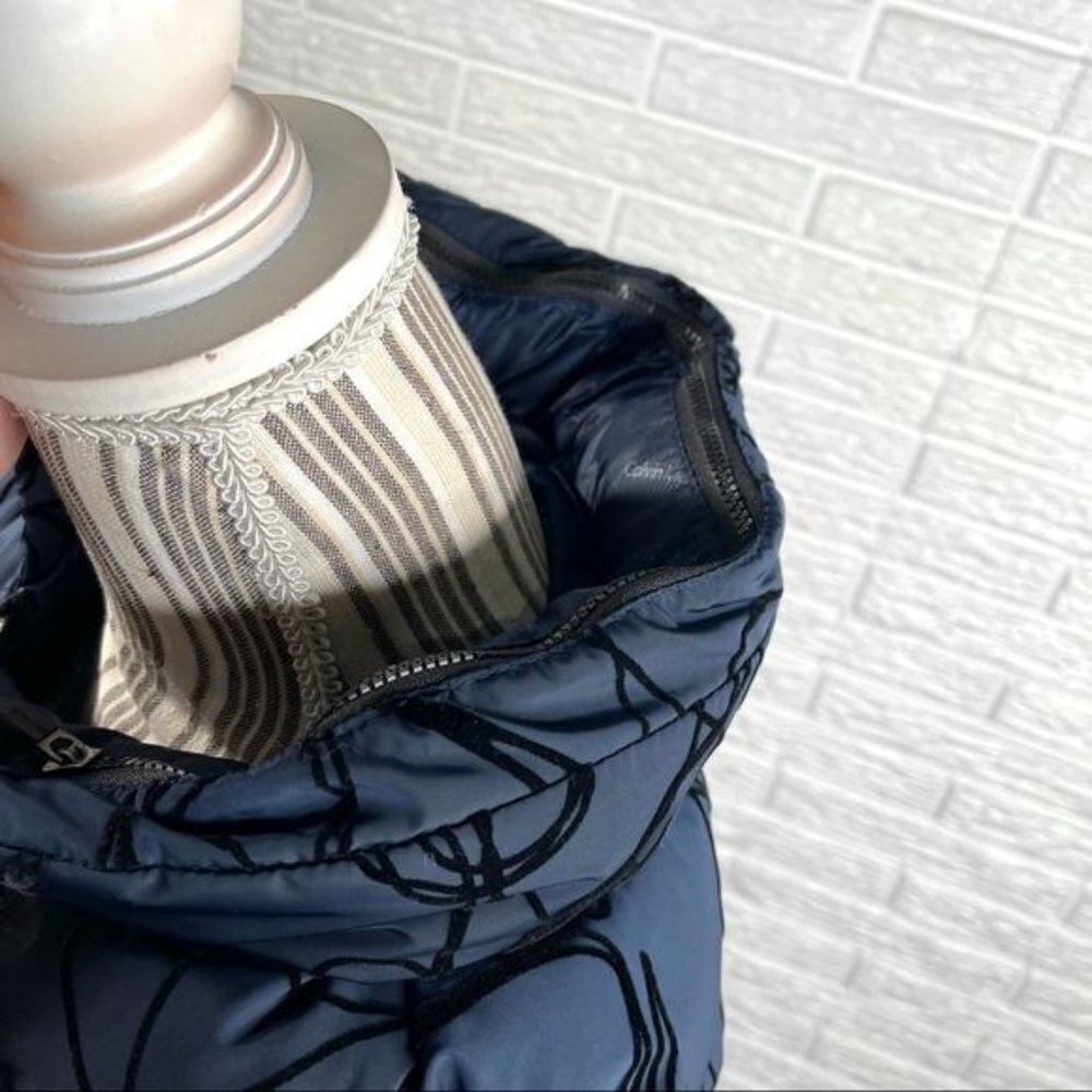 Calvin Klein Performance Puffy Blue Vest Black Velvet Squiggles Size Medium - Picture 9 of 9